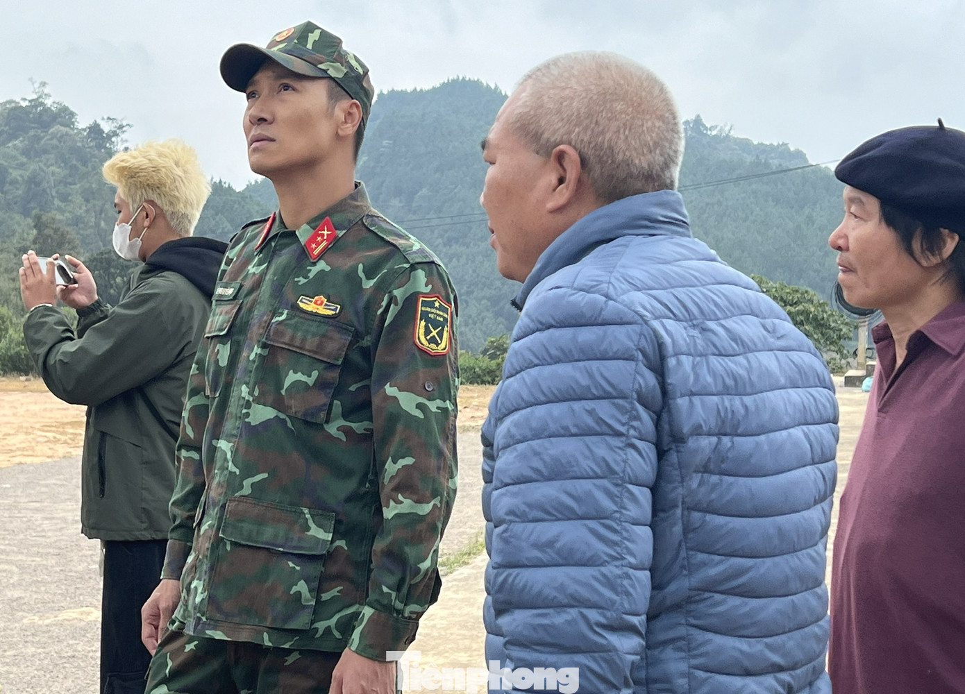 Mạnh Trường xuất hiện rắn rỏi trong tạo hình chiến sĩ dày dặn kinh nghiệm, rũ bỏ hoàn toàn hình ảnh soái ca trước đó trong một số bộ phim đời sống đô thị. Anh thành công thể hiện được sự cương nghị, phong thái và tinh thần của người lính Cụ Hồ. Trước đó, nhà sản xuất hé lộ một số hình ảnh hậu trường cho thấy nhân vật của Mạnh Trường ngâm mình trong mưa, ngập để cứu trợ đồng bào.