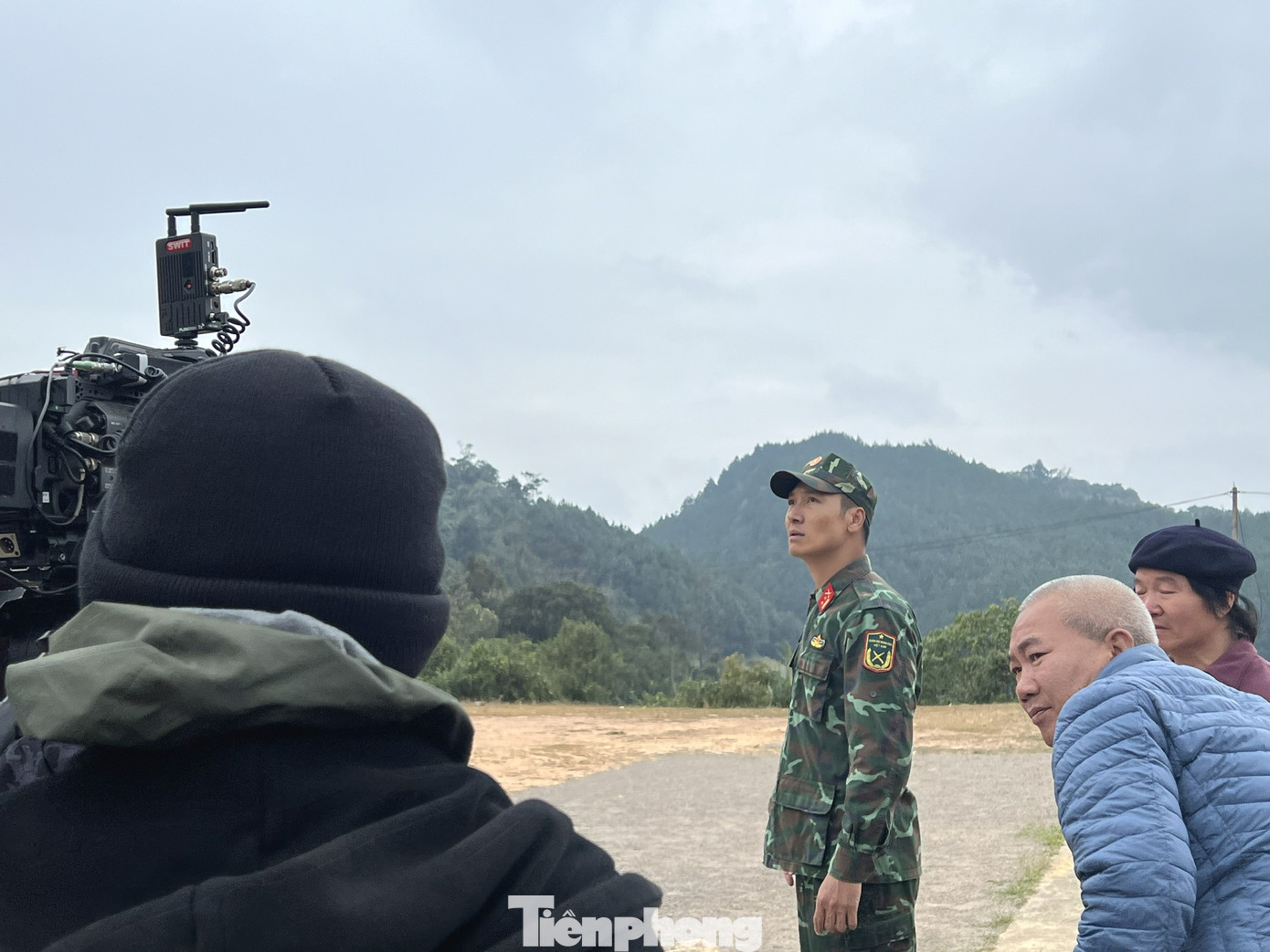 Để chọn được bối cảnh chuyển tải những câu chuyện, khắc họa nhân vật chiến sĩ đậm nét, Cục Tuyên huấn (Tổng cục Chính trị QĐND Việt Nam, Bộ Quốc phòng) cùng đơn vị sản xuất thẩm định, nghiệm thu một số bối cảnh ở một số tỉnh miền núi như Hòa Bình, Sơn La…