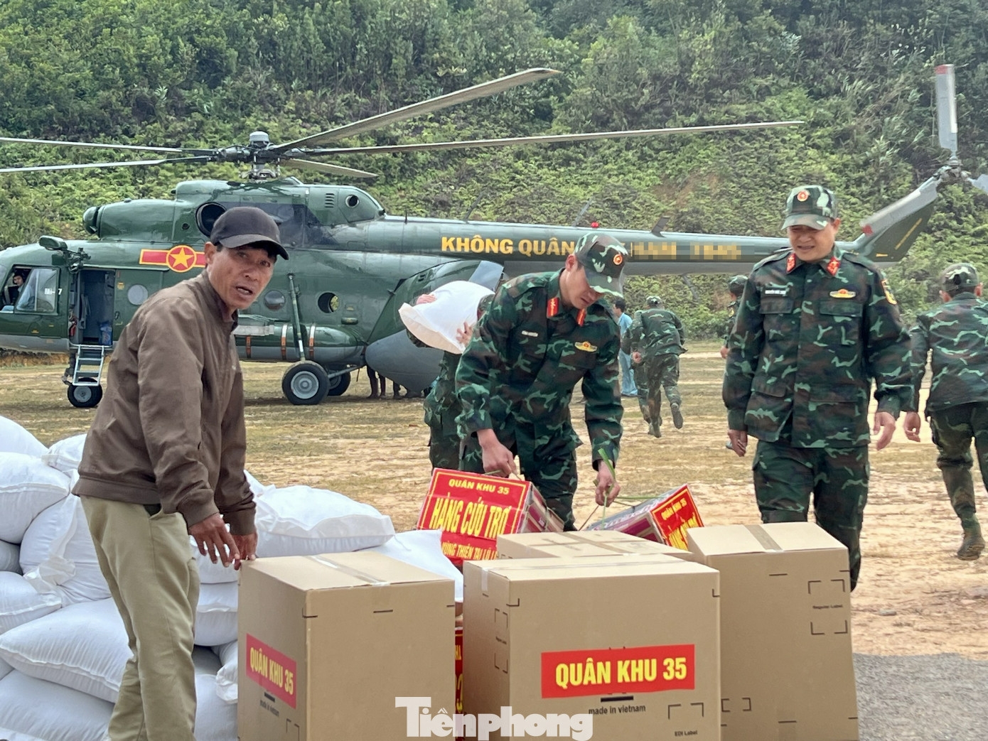 Hai chiếc trực thăng đáp xuống Mộc Châu trong khoảng 40 phút để phục vụ cảnh quay cứu trợ nạn nhân. Đây là một trong những cảnh quay quy mô cần huy động phương tiện chuyên dụng do Quân đội hỗ trợ, tạo hiệu ứng mạnh khi lên màn ảnh.