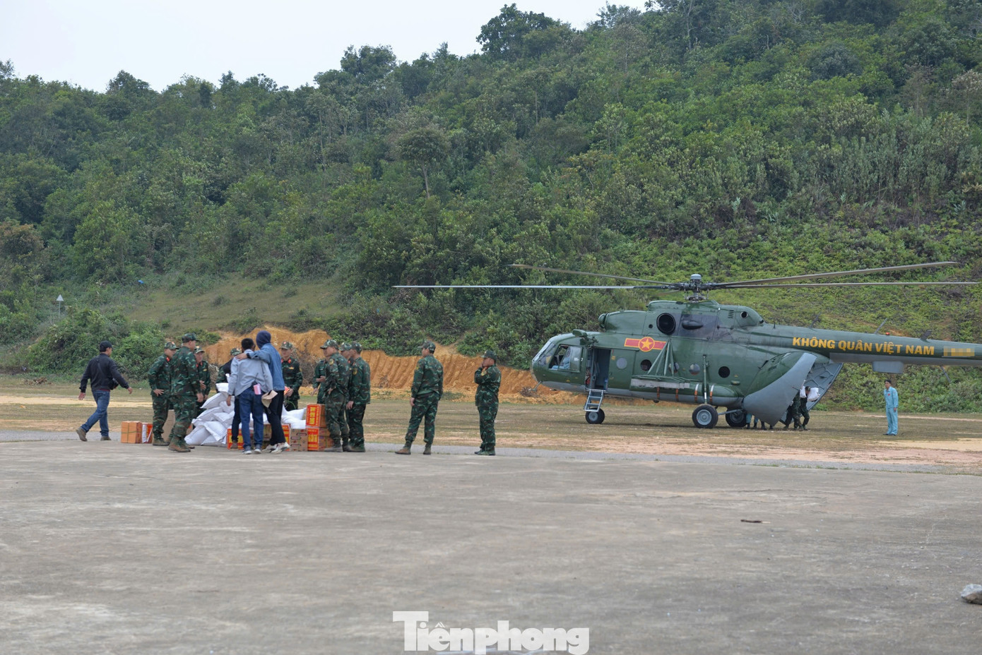 Đầu tháng 11, đoàn làm phim đã ghi hình ở Mộc Châu (Sơn La). Thời tiết ở khu vực vùng núi cao buốt lạnh, trong khi ê-kíp áo ấm vẫn co ro thì các diễn viên chịu lạnh, khẩn trương phối hợp với lực lượng Không quân Việt Nam hoàn thành cảnh quay trực thăng cứu thương và chở hàng cứu trợ.