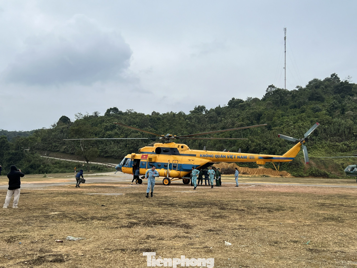 Đầu tháng 11, đoàn làm phim đã ghi hình ở Mộc Châu (Sơn La). Thời tiết ở khu vực vùng núi cao buốt lạnh, trong khi ê-kíp áo ấm vẫn co ro thì các diễn viên chịu lạnh, khẩn trương phối hợp với lực lượng Không quân Việt Nam hoàn thành cảnh quay trực thăng cứu thương và chở hàng cứu trợ.