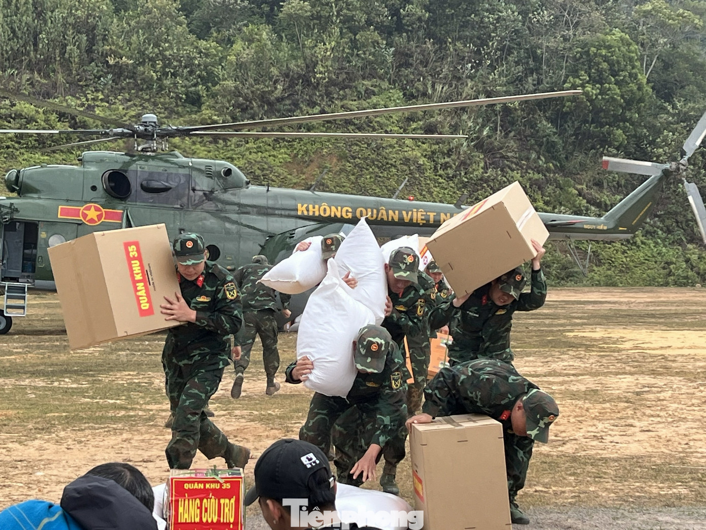 Hai chiếc trực thăng đáp xuống Mộc Châu trong khoảng 40 phút để phục vụ cảnh quay cứu trợ nạn nhân. Đây là một trong những cảnh quay quy mô cần huy động phương tiện chuyên dụng do Quân đội hỗ trợ, tạo hiệu ứng mạnh khi lên màn ảnh.