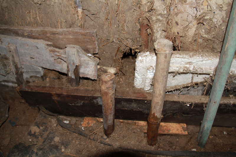 Có chỗ đã bị chuột đào lỗ. Đức bảo, ban đêm ở đây ngoài chuột còn có rắn, rết. Ảnh: Trường Phong