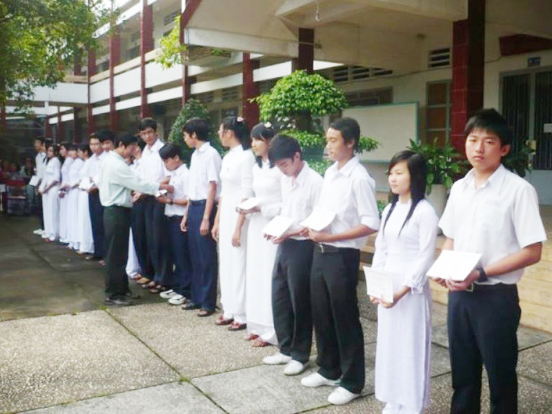 Tuyên dương học sinh giỏi ở Bình Dương. Ảnh: Song Nguyễn