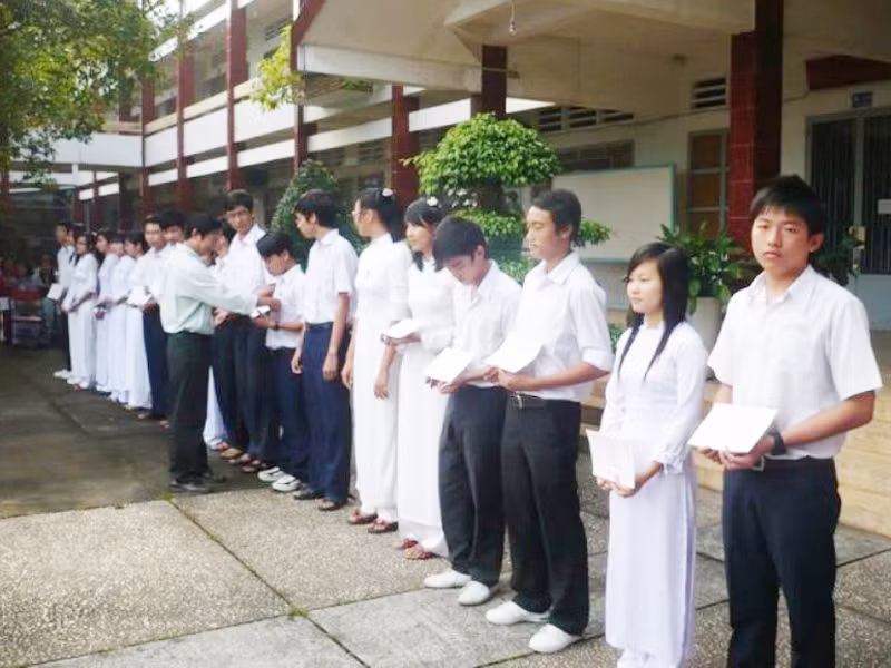 Tuyên dương học sinh giỏi ở Bình Dương. Ảnh: Song Nguyễn