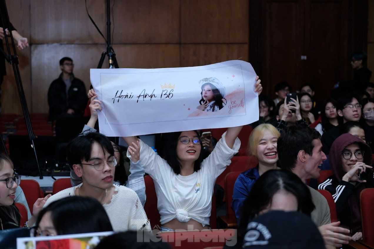 Cổ động viên trong đêm chung kết luôn hò reo, gọi tên thí sinh sau mỗi phần thi.