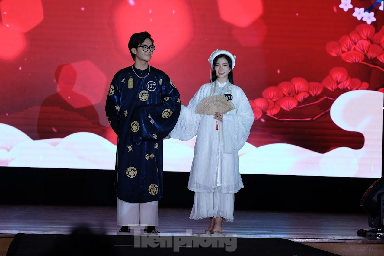 Cổ phục xuất hiện trong các bộ ảnh kỷ yếu của học sinh, trên sân khấu cuộc thi sắc đẹp của sinh viên... đã cho thấy ý thức lưu giữ và lan tỏa giá trị truyền thống của bạn trẻ Việt.