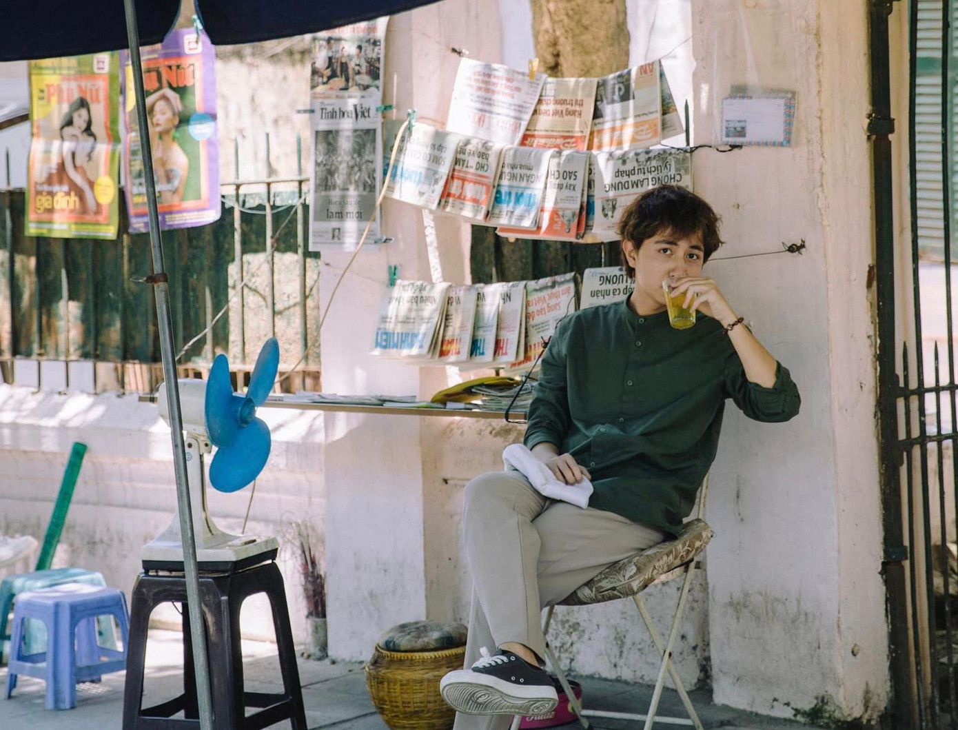 "Trà đá không?" vốn là cách mời gọi thân thuộc của sinh viên đến dân văn phòng, người lao động đường phố... Đây cũng được xem là cách mở đầu một cuộc trò chuyện ấm áp và chân tình, mộc mạc. Quán trà đá không chỉ là nơi để giải khát, mà còn là không gian văn hóa, nơi giao lưu, chia sẻ và xây dựng mối quan hệ xã hội. Bộ ảnh review tổng hợp các quán trà đá view đẹp ở Hà Nội, được bạn Bùi Quang Thụy đăng trên một hội nhóm chuyên về du lịch, đã thu hút hàng nghìn lượt yêu thích.