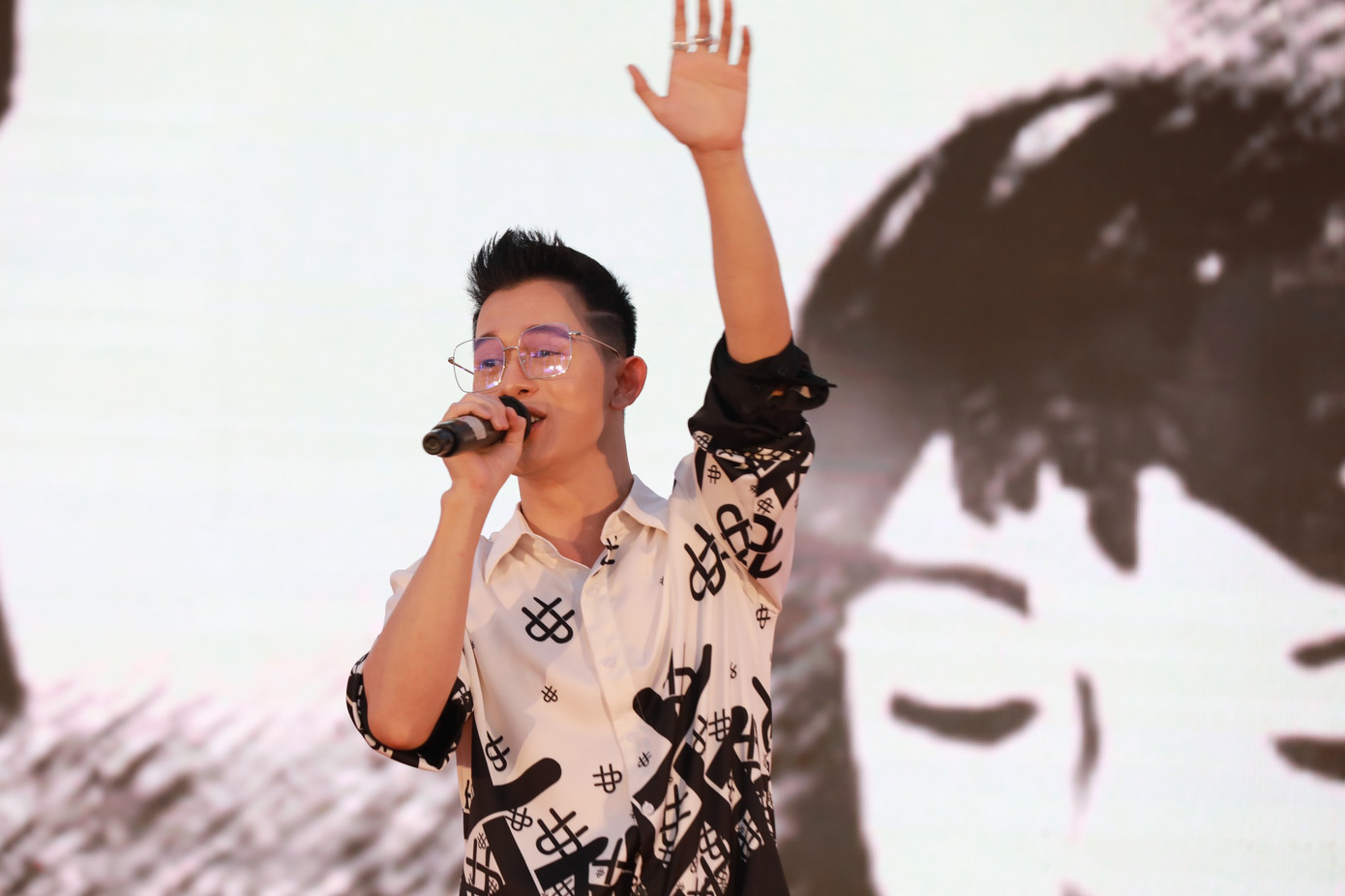 Hai diễn viên song ca một ca khúc nổi tiếng để mở đầu cho phần giao lưu với các em học sinh. Hai diễn viên song ca một ca khúc nổi tiếng để mở đầu cho phần giao lưu với các em học sinh.