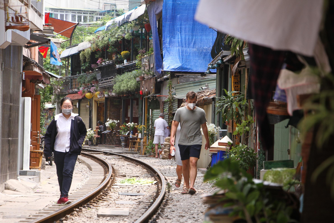 Chủ cửa hàng bán đồ lưu niệm trên phố đường tàu - bà Hoa (sinh năm 1933) chia sẻ với PV: "Thường du khách nước ngoài thích đến đây để chụp ảnh và ngắm nhìn cảnh tàu chạy. Lượng khách ghé thăm phố cà phê đường tàu sẽ đông hơn vào dịp cuối tuần". Chủ cửa hàng bán đồ lưu niệm trên phố đường tàu - bà Hoa (sinh năm 1933) chia sẻ với PV: "Thường du khách nước ngoài thích đến đây để chụp ảnh và ngắm nhìn cảnh tàu chạy. Lượng khách ghé thăm phố cà phê đường tàu sẽ đông hơn vào dịp cuối tuần".