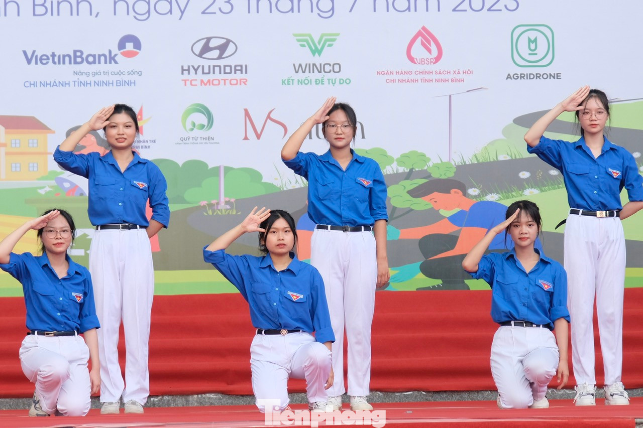 Các tiết mục văn nghệ mở màn lễ ra quân. Ảnh: C.Linh Các tiết mục văn nghệ mở màn lễ ra quân. Ảnh: C.Linh