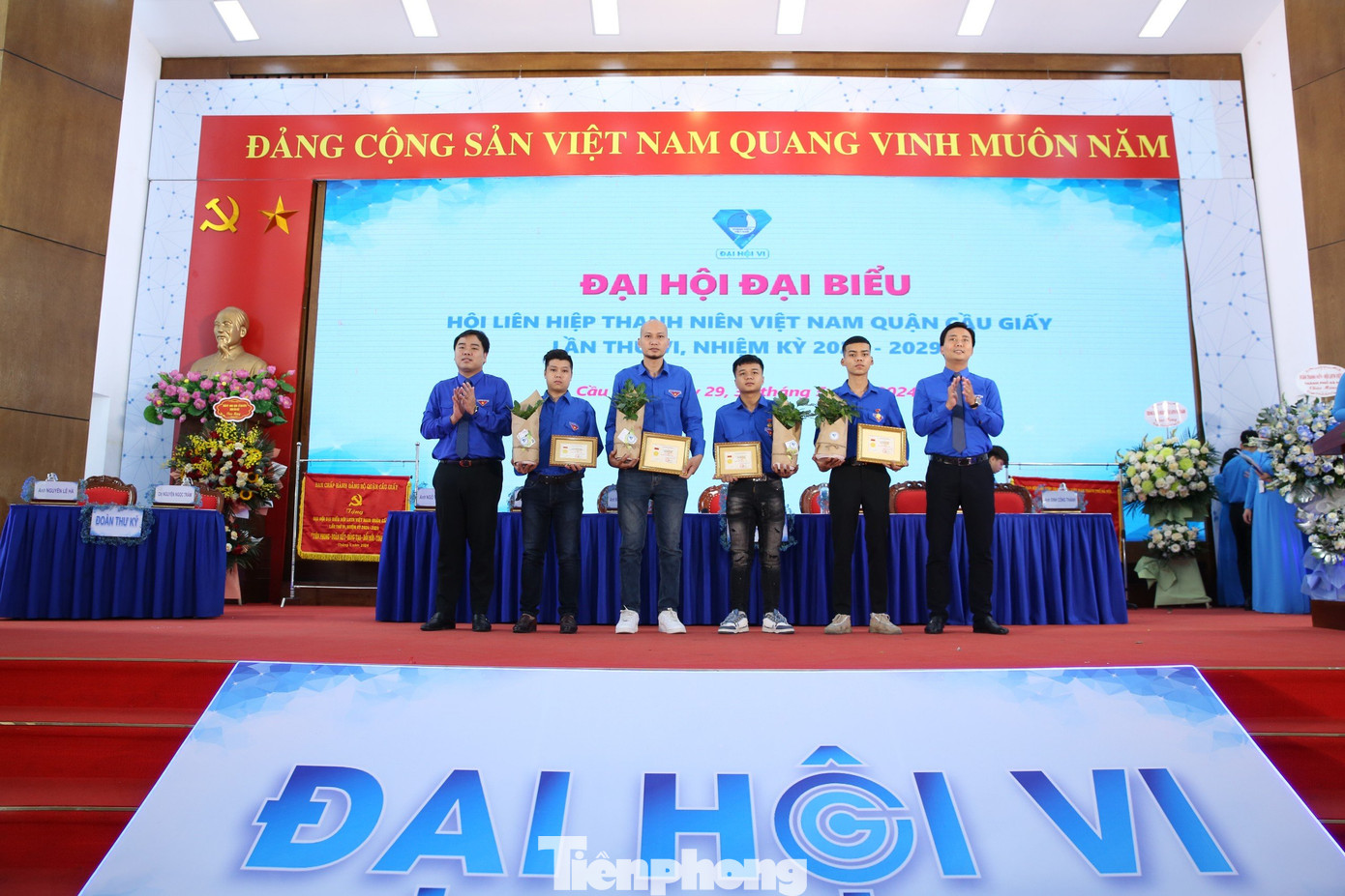 Trao tặng bằng khen cho các cá nhân có thành tích xuất sắc.