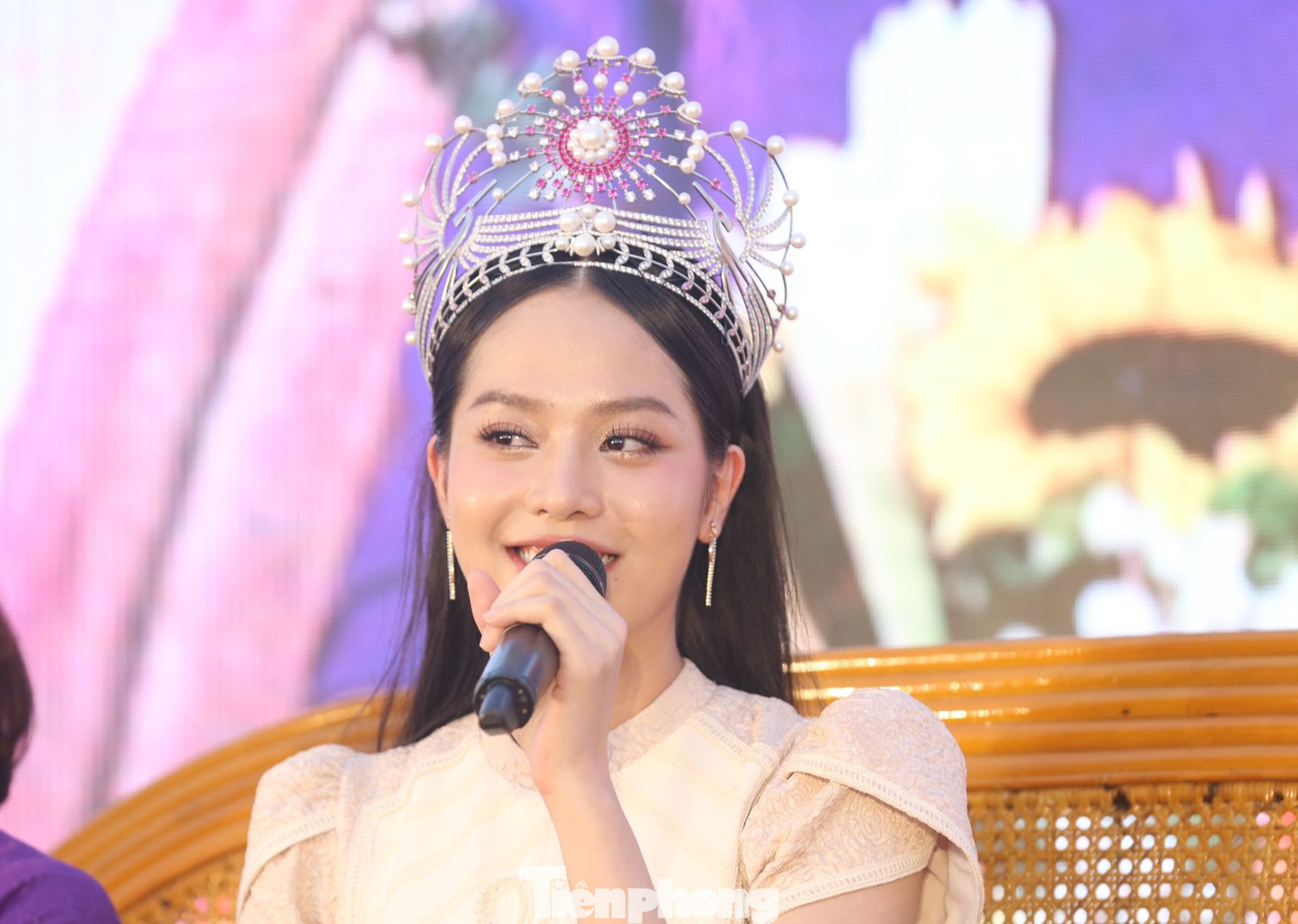 Hoa hậu Thanh Thủy gây ấn tượng với các bạn học sinh từ những chia sẻ thực tế nhất mà cô đã trải qua.