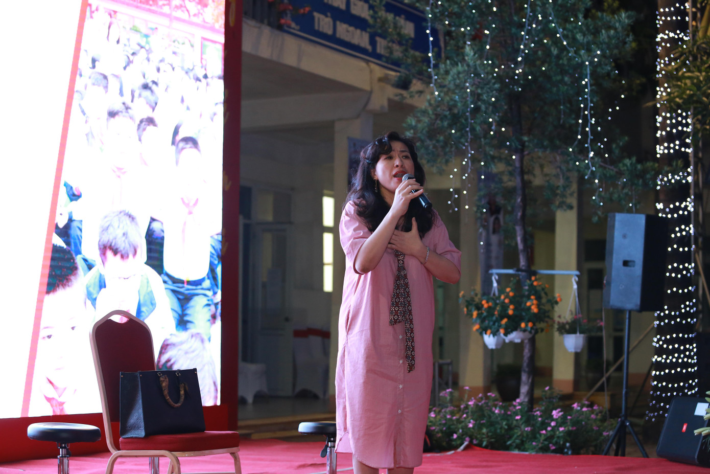 Ca sĩ Thùy Dung tập luyện trước chương trình. " Ca sĩ Thùy Dung tập luyện trước chương trình. "