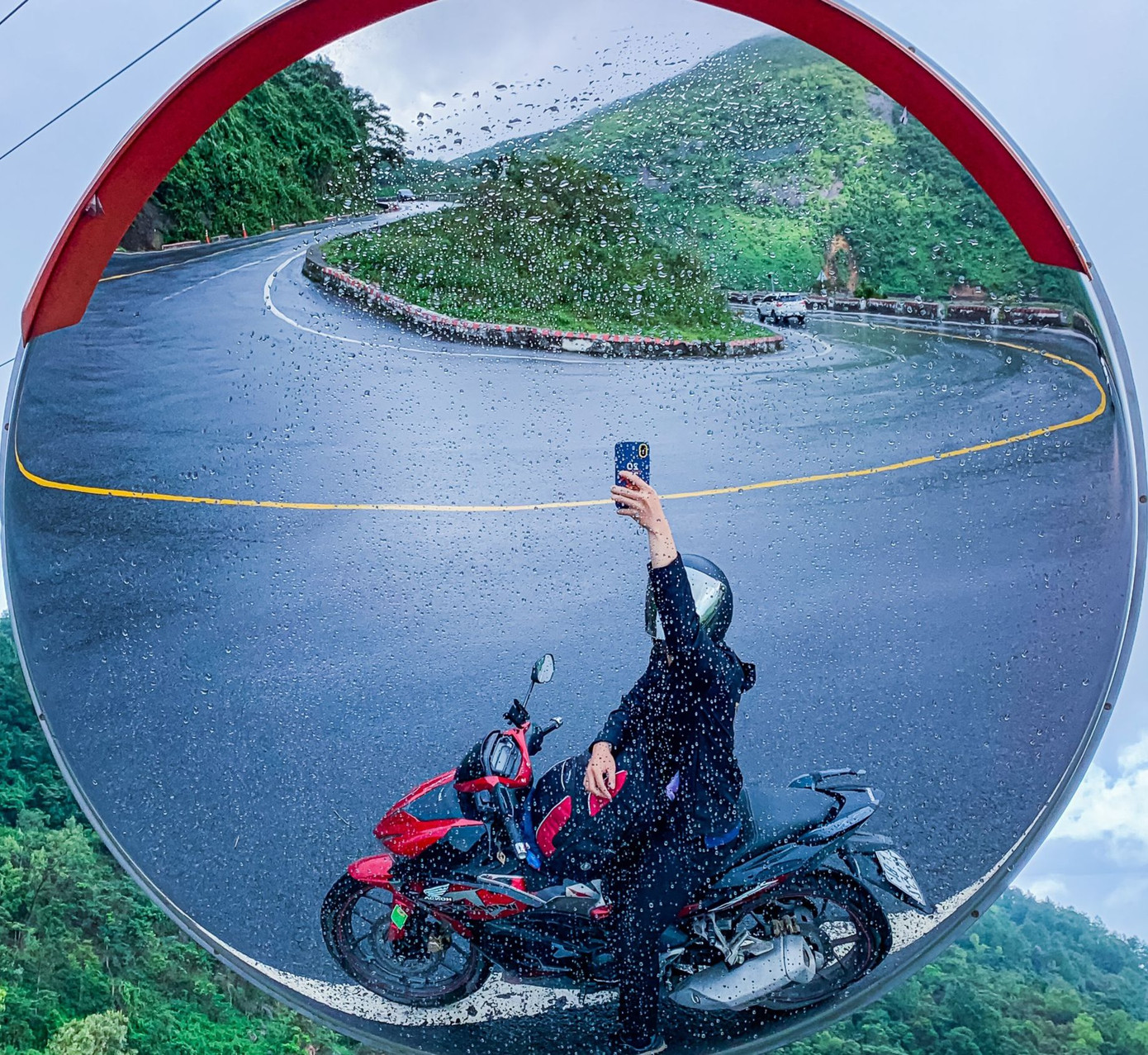 Thành khuyên mọi người hãy mang hành lý gọn nhẹ bởi khi đi vào vùng sâu, vùng xa vẫn có nhiều dịch vụ, nếu mang nhiều đồ vừa cồng kềnh vừa mất thời gian để quản lý.