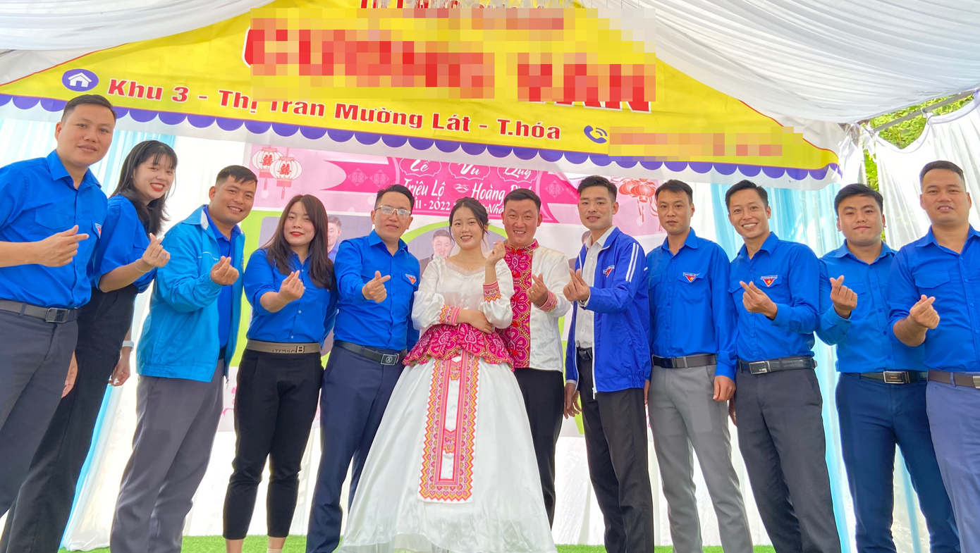 Lộ và Bình mặc trang phục dân tộc tự may trong ngày cưới (11-12/11). Lộ và Bình mặc trang phục dân tộc tự may trong ngày cưới (11-12/11).