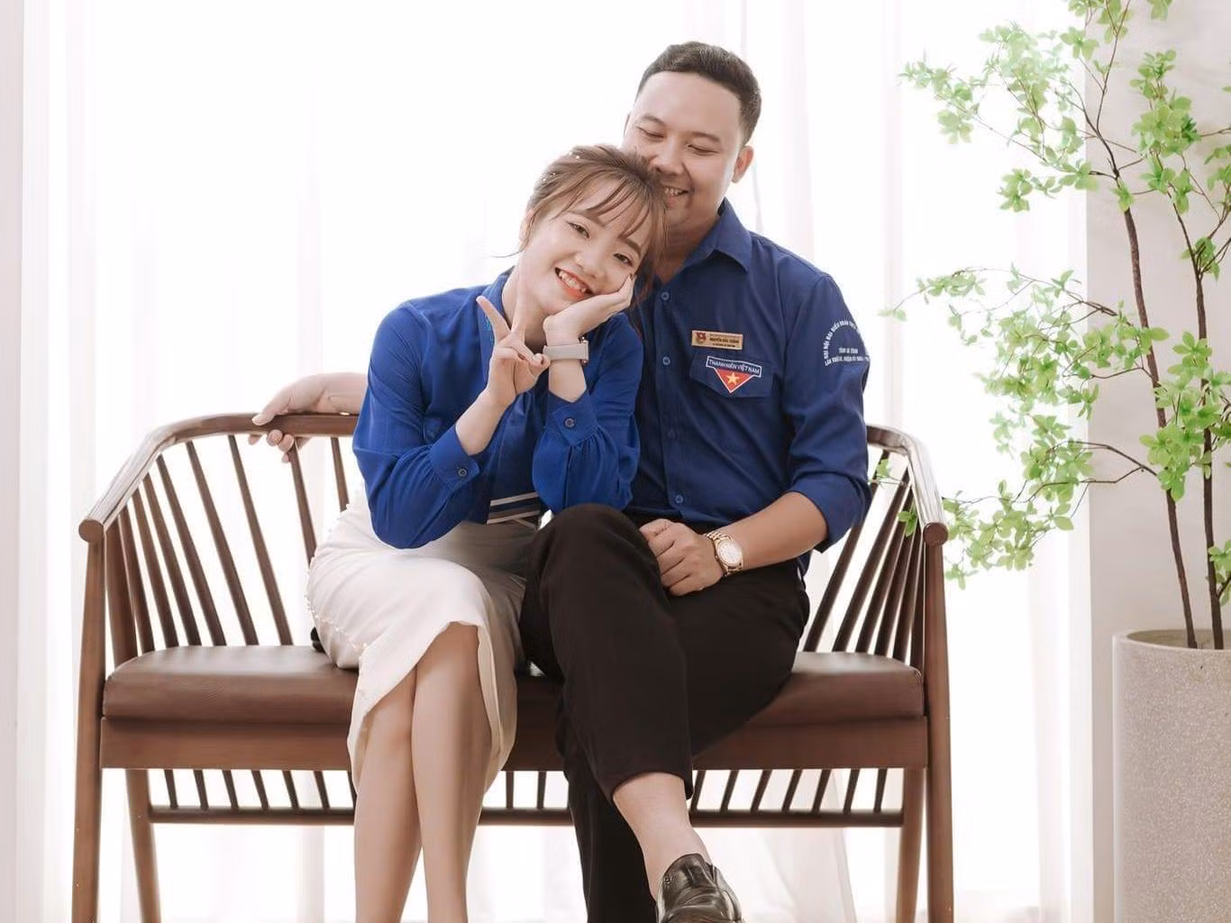 Loan cho biết, màu áo xanh tình nguyện đã gắn bó với cô từ thời sinh viên qua các hoạt động thiện nguyện dành cho các em nhỏ và gia đình có hoàn cảnh khó khăn ở biên giới. Loan cho biết, màu áo xanh tình nguyện đã gắn bó với cô từ thời sinh viên qua các hoạt động thiện nguyện dành cho các em nhỏ và gia đình có hoàn cảnh khó khăn ở biên giới.