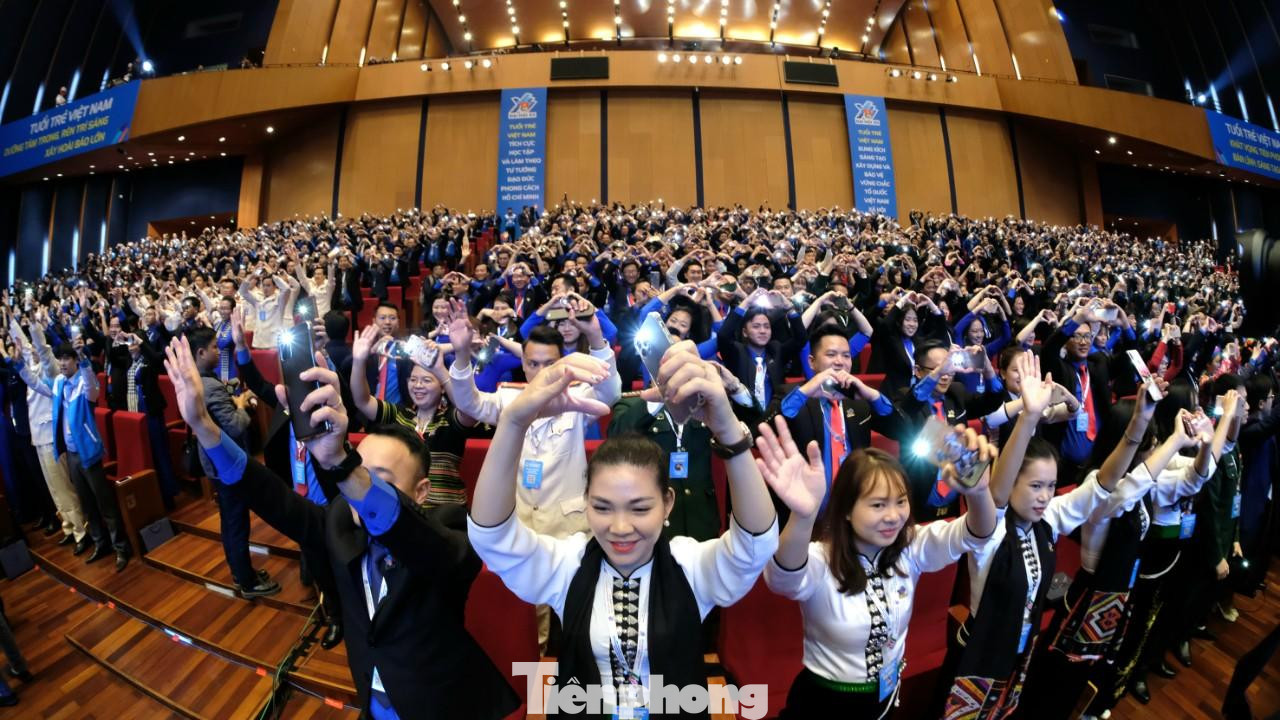 Với khẩu hiệu "Khát vọng - Tiên phong - Đoàn kết - Bản lĩnh - Sáng tạo", đại hội biểu thị quyết tâm chính trị của tuổi trẻ Việt Nam trong thời kỳ mới khát vọng vươn lên, ra sức phấn đấu vượt qua mọi khó khăn, thách thức, vững tâm thế đảm nhận vai trò quan trọng trong sự nghiệp xây dựng và bảo vệ Tổ quốc Việt Nam xã hội chủ nghĩa. Ảnh: Hoàng Mạnh Thắng Với khẩu hiệu "Khát vọng - Tiên phong - Đoàn kết - Bản lĩnh - Sáng tạo", đại hội biểu thị quyết tâm chính trị của tuổi trẻ Việt Nam trong thời kỳ mới khát vọng vươn lên, ra sức phấn đấu vượt qua mọi khó khăn, thách thức, vững tâm thế đảm nhận vai trò quan trọng trong sự nghiệp xây dựng và bảo vệ Tổ quốc Việt Nam xã hội chủ nghĩa. Ảnh: Hoàng Mạnh Thắng