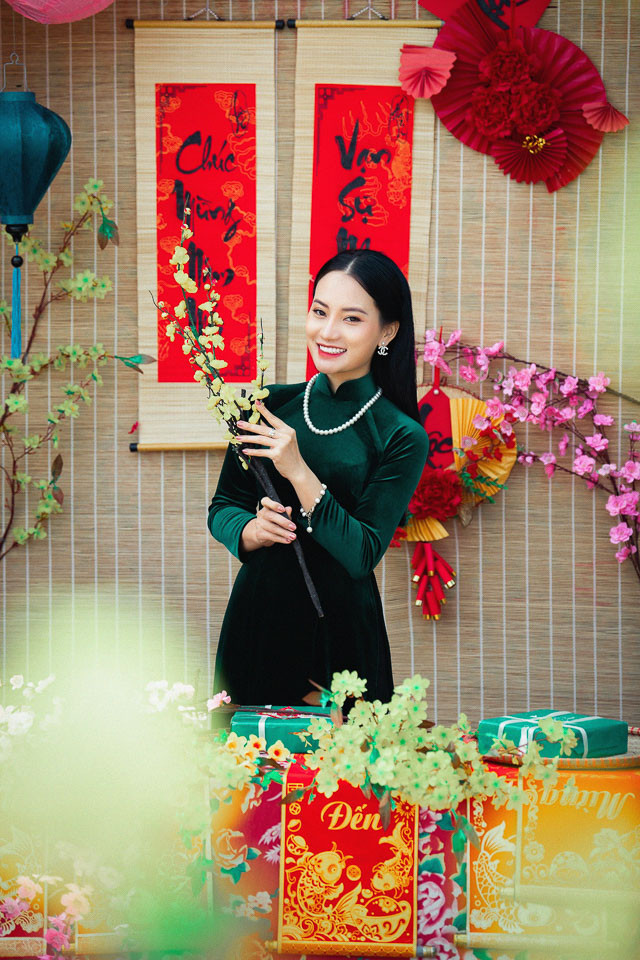 Bí quyết chụp ảnh Tết đẹp của nhiều bạn trẻ là trang điểm nhẹ nhàng, dùng cành hoa, phụ kiện đặc trưng ngày Tết để tạo dáng sinh động hơn. Bí quyết chụp ảnh Tết đẹp của nhiều bạn trẻ là trang điểm nhẹ nhàng, dùng cành hoa, phụ kiện đặc trưng ngày Tết để tạo dáng sinh động hơn.