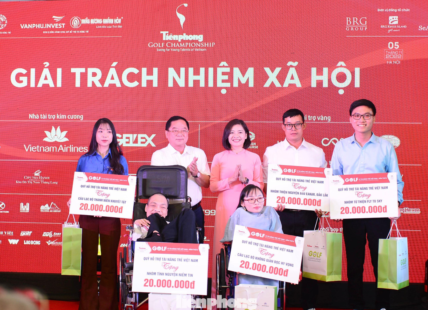 Chị Đỗ Thị Kim Hoa - Giám đốc Trung tâm Tình nguyện Quốc gia và nhà báo Lê Xuân Sơn - Tổng Biên tập Báo Tiền Phong đã trao thưởng cho 5 thủ lĩnh nhóm, câu lạc bộ tình nguyện. Ảnh: Dương Triều