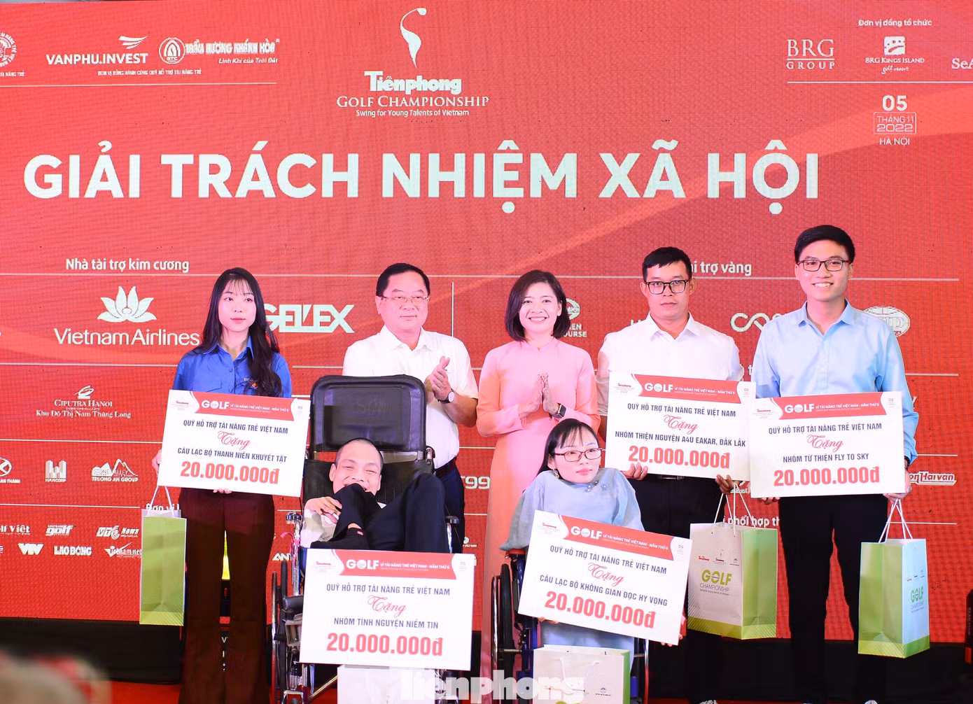 Chị Đỗ Thị Kim Hoa - Giám đốc Trung tâm Tình nguyện Quốc gia và nhà báo Lê Xuân Sơn - Tổng Biên tập Báo Tiền Phong đã trao thưởng cho 5 thủ lĩnh nhóm, câu lạc bộ tình nguyện. Ảnh: Dương Triều