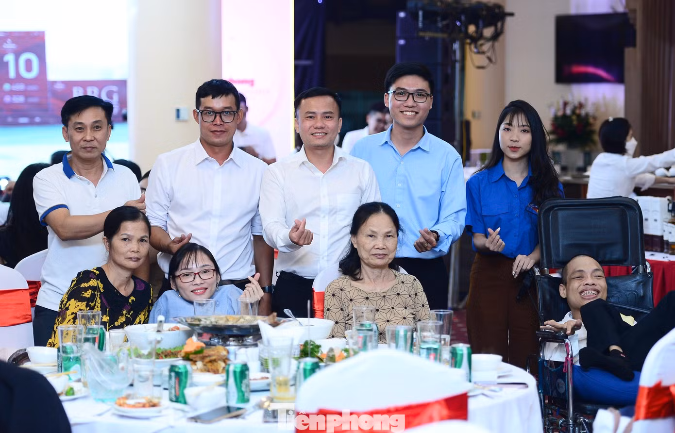 Anh Nguyễn Duy Hưng - Phó Giám đốc Trung tâm Tình nguyện Quốc gia chia sẻ: "5 câu lạc bộ, đội, nhóm tình nguyện được nhận giải thưởng "Những trái tim Hồng" trong khuôn khổ giải Tiền Phong Golf Championship 2022 đều có những thành tích ấn tượng trong lĩnh vực tình nguyện với những thủ lĩnh giàu nhiệt huyết. Đây là những đội, nhóm từng đạt Giải thưởng Tình nguyện Quốc gia". Ảnh: Dương Triều