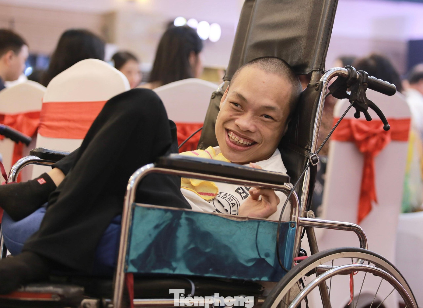 Bị khuyết tật, chỉ nằm một chỗ, nhưng bằng khát khao mãnh liệt được đọc, tiếp thu kiến thức, chàng trai Đỗ Hà Cừ (SN 1984), chủ nhiệm câu lạc bộ Không gian đọc Hy Vọng (TP Thái Bình, tỉnh Thái Bình) đã thành lập được 27 không gian đọc, trong đó, có 19 không gian đọc do những người khuyết tật quản lý nhằm lan tỏa tinh thần đọc sách trong cộng đồng. Ảnh: Châu Linh