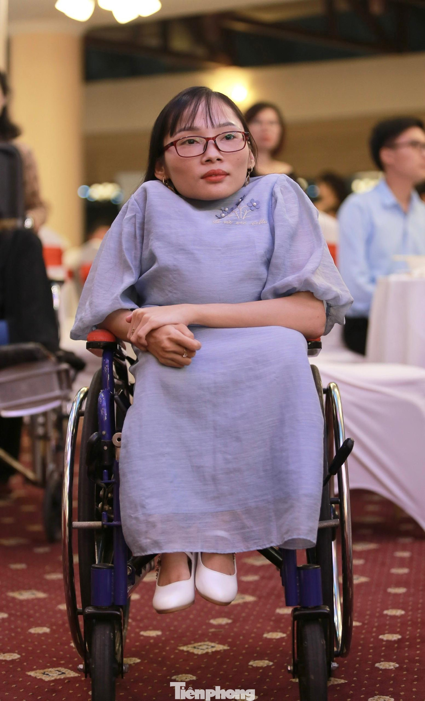 Xúc động khi được nhận giải thưởng &quot;Những trái tim hồng&quot;, cô gái bị bệnh xương thủy tinh Nguyễn Thị Ngọc Tâm muốn gửi lời cảm ơn tới mọi người vì đã theo dõi, ủng hộ cô trong suốt thời gian qua. Ngọc Tâm là tấm gương trẻ truyền cảm hứng với hành trình vượt qua nghịch cảnh, sáng lập lớp học &quot;5 không&quot;: Không phấn, không bảng, không bục giảng, không giáo án, không học phí. Ảnh: Châu Linh