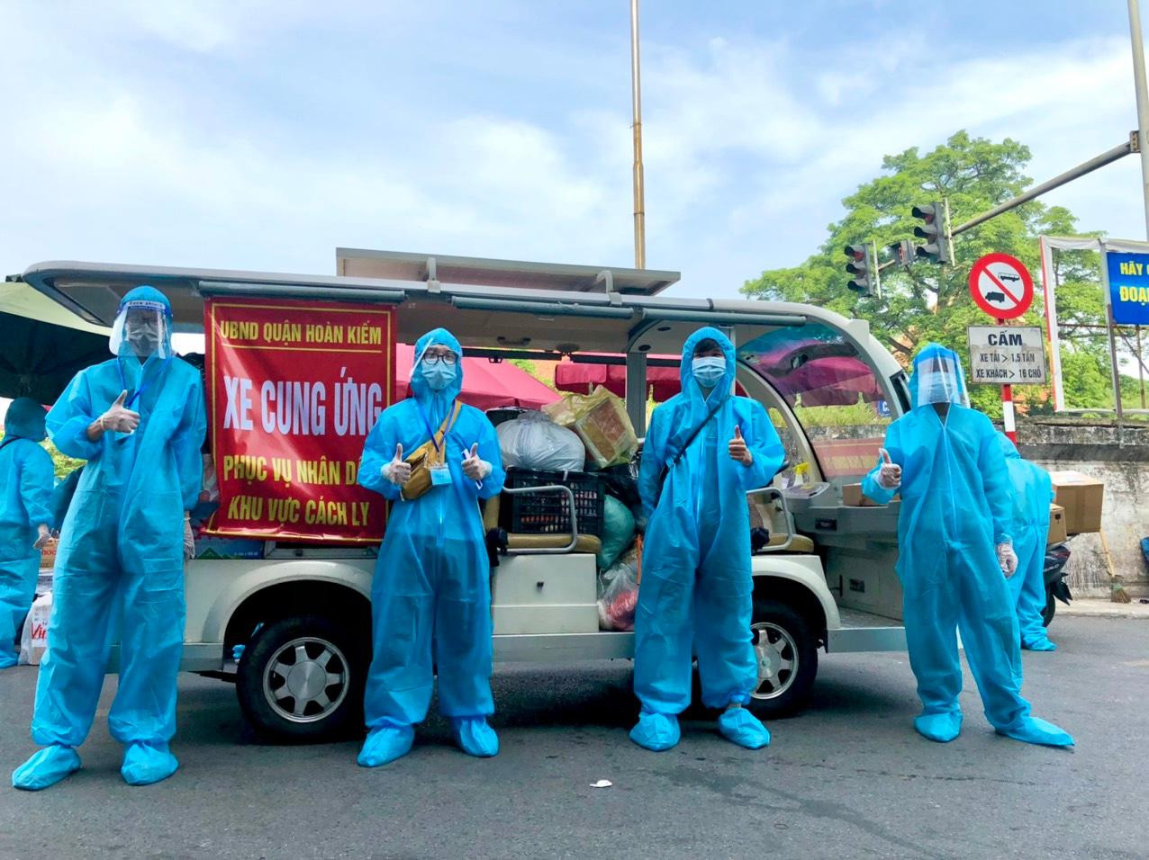 Nhớ tới những chai nước chanh mát, những hộp chè được người dân tặng trong lúc làm việc thay lời cảm ơn, lời chúc sức khỏe khiến anh Nghĩa và các bạn TNV cảm thấy có động lực và hạnh phúc bởi công việc mình làm.