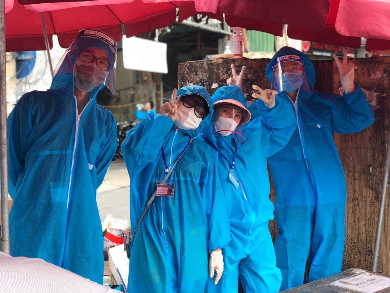 &quot;Các bạn tình nguyện viên giúp đỡ lẫn nhau, cùng nhau hỗ trợ, khích lệ tinh thần và động viên nhau khi làm việc, mỗi chuyến xe đi mình luôn nhắc nhở các bạn “đi an toàn nhé”, mỗi chuyến xe cuối cùng về mình và các bạn còn lại sẽ ra vỗ tay để ủng hộ khích lệ cho chuyến xe cuối, đồng nghĩa với việc sẽ không bỏ lại ai phía sau&quot;, anh Nghĩa kể lại khoảnh khắc đáng nhớ khi làm việc cùng các bạn TNV trẻ.