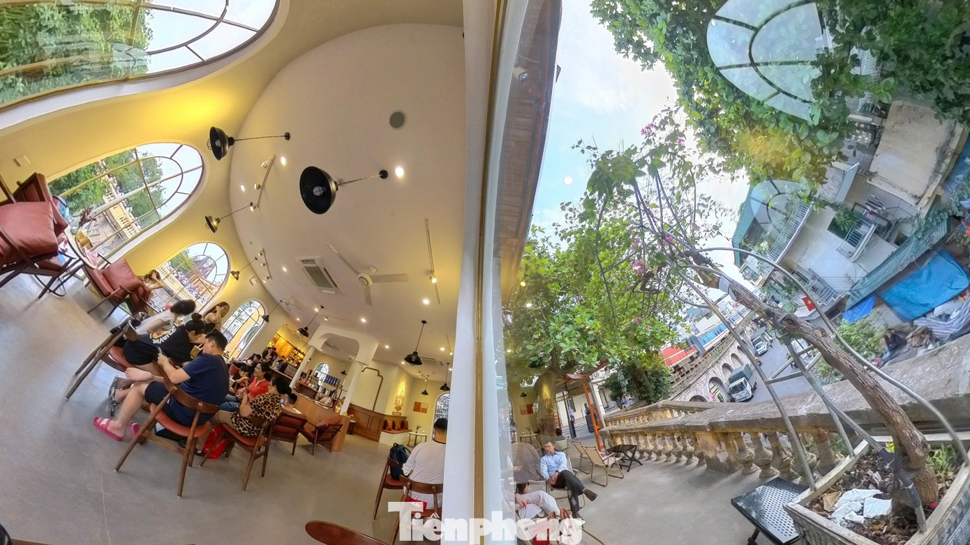 Để đảm bảo an toàn chạy tàu, Chi nhánh Khai thác đường sắt Hà Nội đã tăng cường nhân viên bảo vệ tại vị trí tiếp giáp giữa quán cà phê và đường sắt, nhắc nhở du khách tránh vi phạm quy định về an toàn đường sắt.