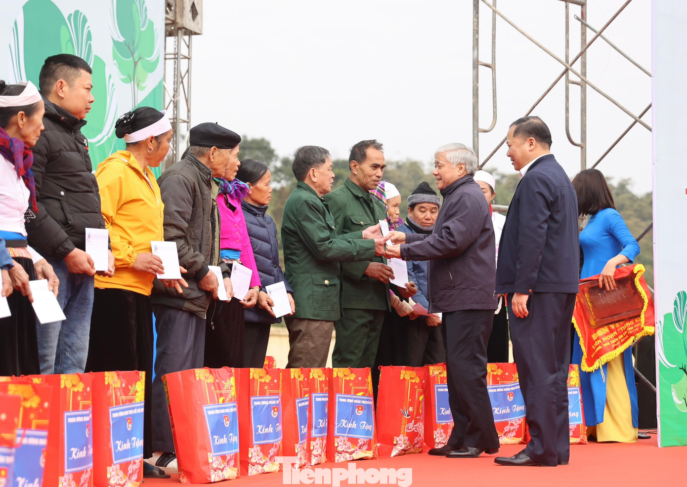 Ông Đỗ Văn Chiến - Bí thư T.Ư Đảng, Chủ tịch Ủy ban T.Ư Mặt trận Tổ quốc Việt Nam, trao 20 suất quà tặng các gia đình chính sách. Ảnh: Như Ý