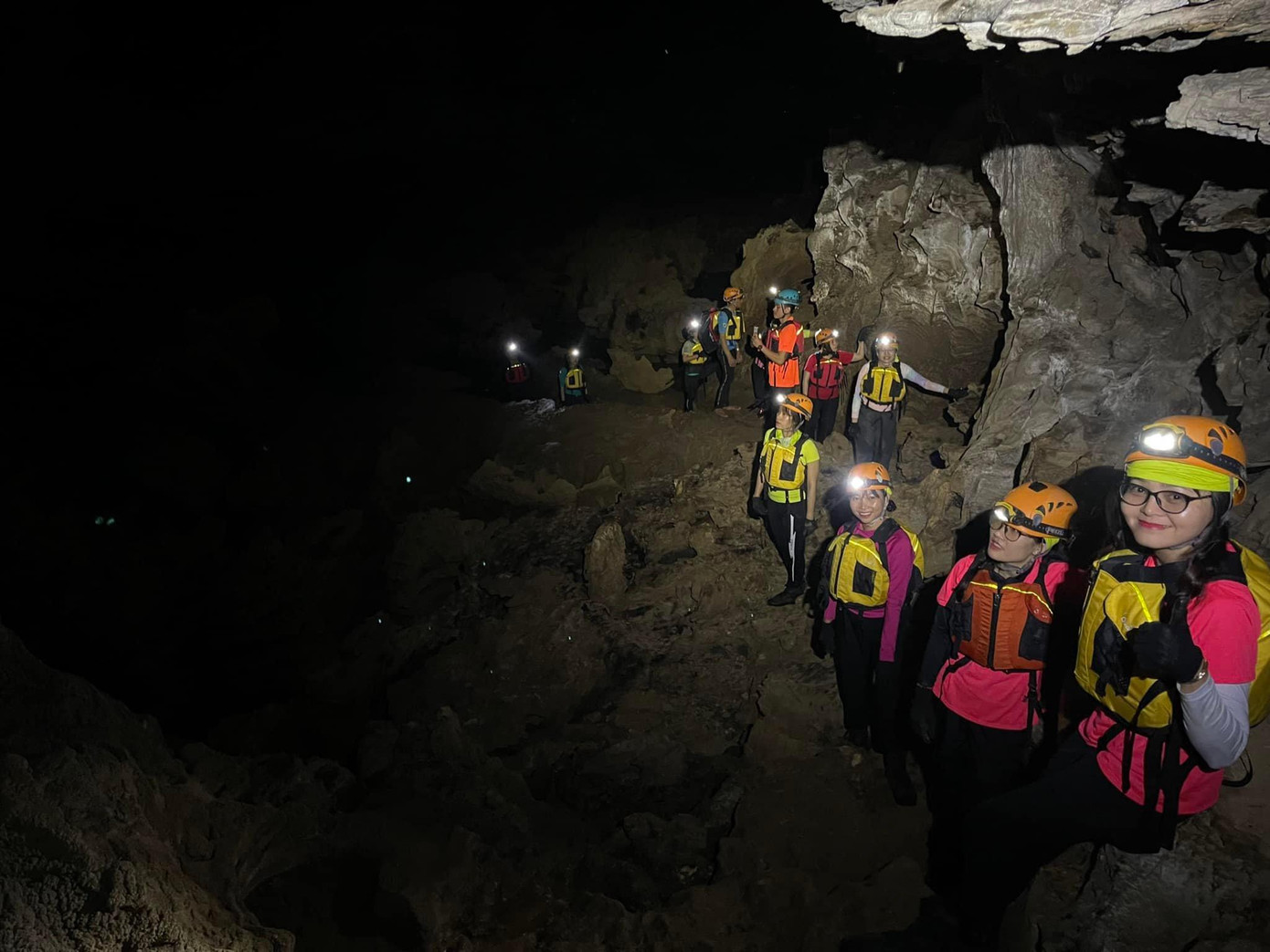 Hang Sơn Đoòng nổi tiếng qua những cảnh quan ngoạn mục với những khối đá được hình thành từ hàng triệu năm nên du khách cần có thể lực và sức bền tốt để thực hiện các hoạt động trong suốt hành trình như đi bộ đường dài, leo núi, leo dây thừng, bơi, thám hiểm hang động. Đặc biệt, nó phù hợp với những người kỹ năng sinh tồn tốt và có khát vọng chinh phục. Hang Sơn Đoòng nổi tiếng qua những cảnh quan ngoạn mục với những khối đá được hình thành từ hàng triệu năm nên du khách cần có thể lực và sức bền tốt để thực hiện các hoạt động trong suốt hành trình như đi bộ đường dài, leo núi, leo dây thừng, bơi, thám hiểm hang động. Đặc biệt, nó phù hợp với những người kỹ năng sinh tồn tốt và có khát vọng chinh phục.