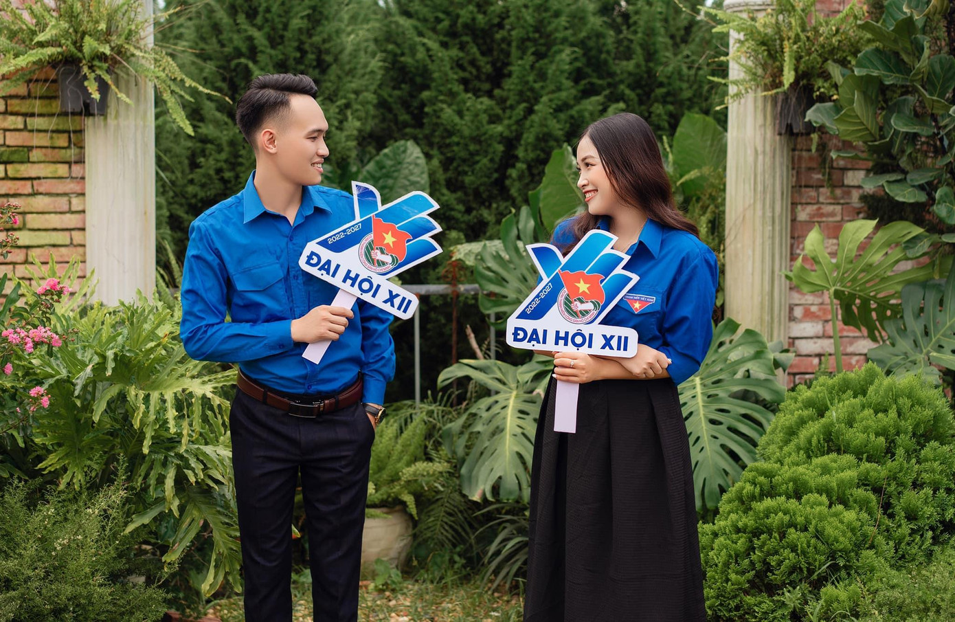 Cặp đôi 9x lựa chọn áo Đoàn làm một trong những trang phục chụp ảnh cưới của mình.