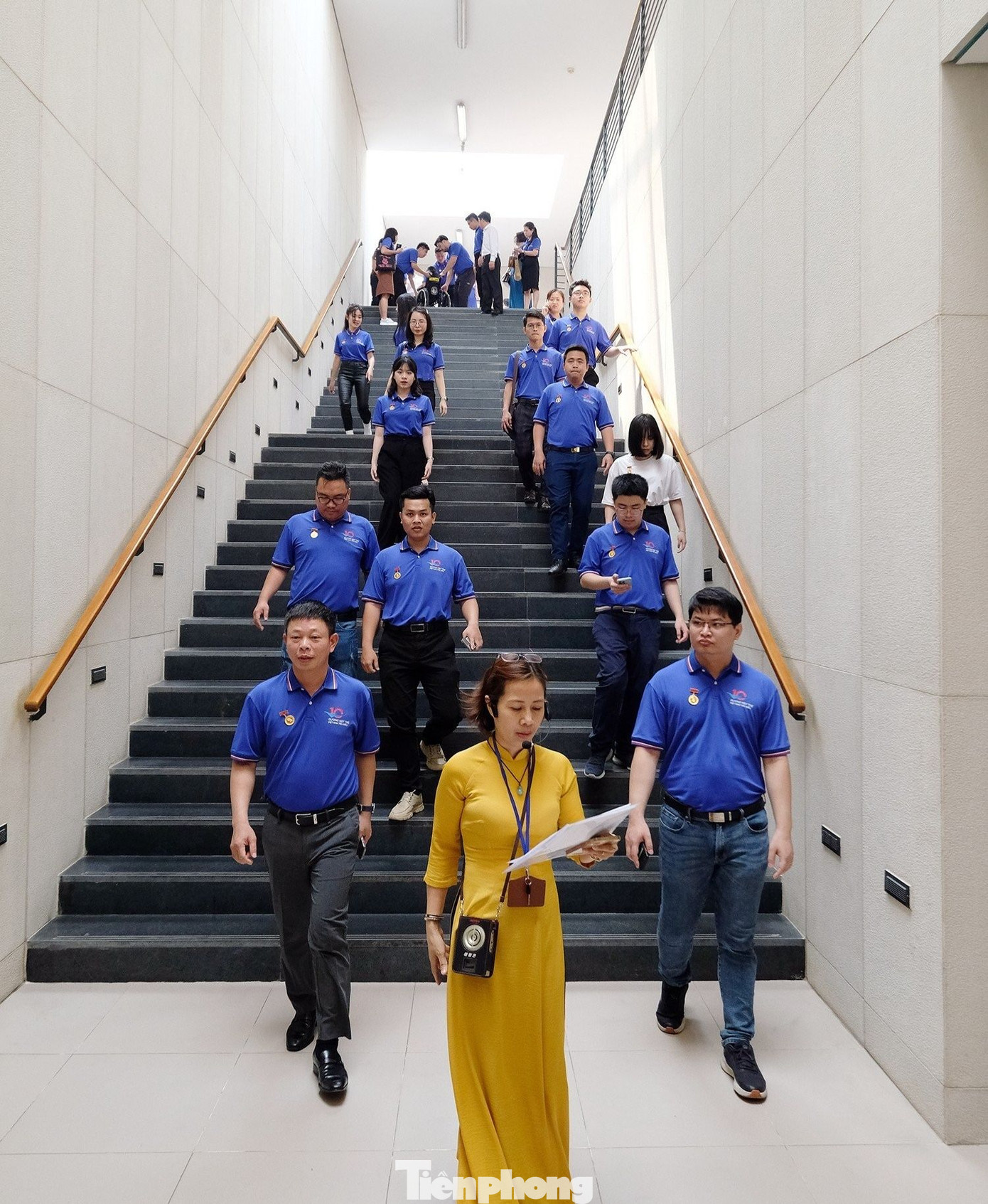 Các gương mặt trẻ hào hứng tham quan nhà Quốc hội Việt Nam - trụ sở làm việc và nơi diễn ra các phiên họp toàn thể của Quốc hội Việt Nam. Các gương mặt trẻ hào hứng tham quan nhà Quốc hội Việt Nam - trụ sở làm việc và nơi diễn ra các phiên họp toàn thể của Quốc hội Việt Nam.