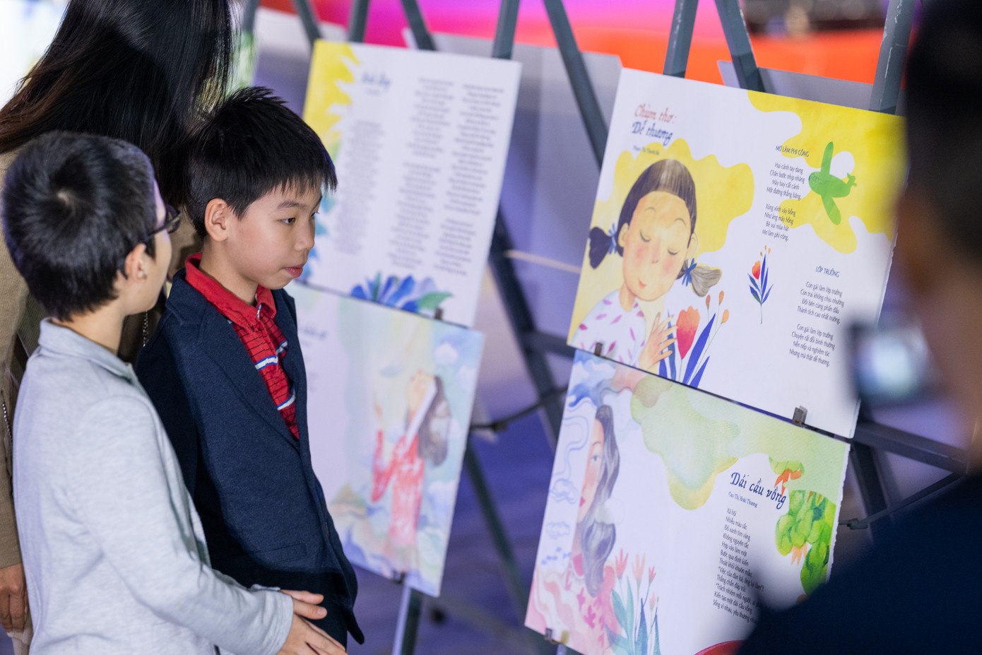 Những bạn học sinh xem triển lãm “Áng thơ trên những cánh diều”.