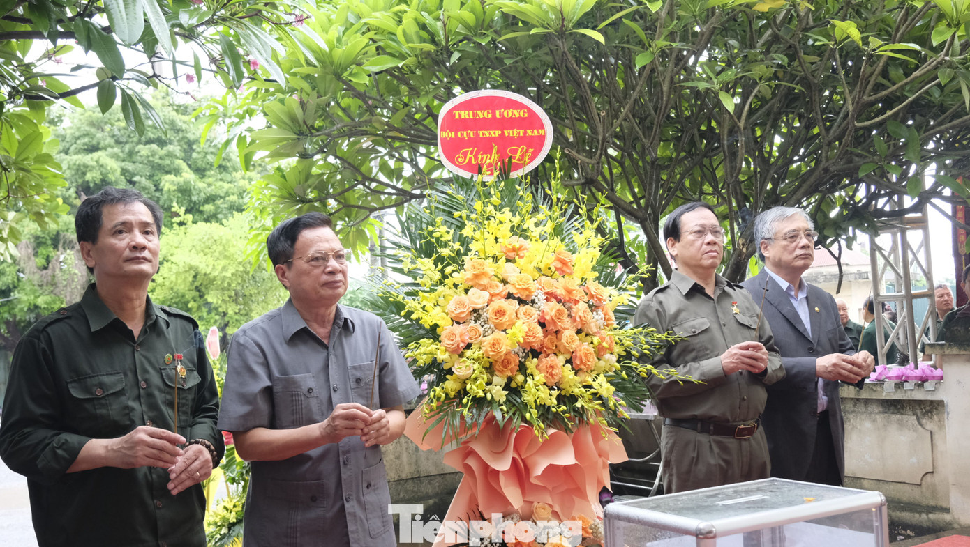 Các đoàn đại biểu dâng hương tưởng niệm. Ảnh: Châu Linh Các đoàn đại biểu dâng hương tưởng niệm. Ảnh: Châu Linh
