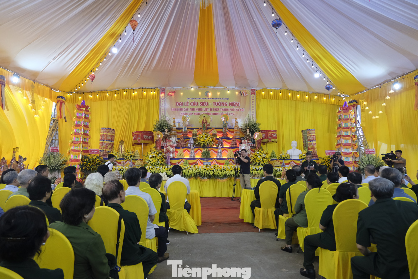 Các đại biểu tham dự lễ tri ân, dâng hương, tưởng nhớ đến các Anh hùng liệt sĩ TNXP Thủ đô. Ảnh: Châu Linh Các đại biểu tham dự lễ tri ân, dâng hương, tưởng nhớ đến các Anh hùng liệt sĩ TNXP Thủ đô. Ảnh: Châu Linh