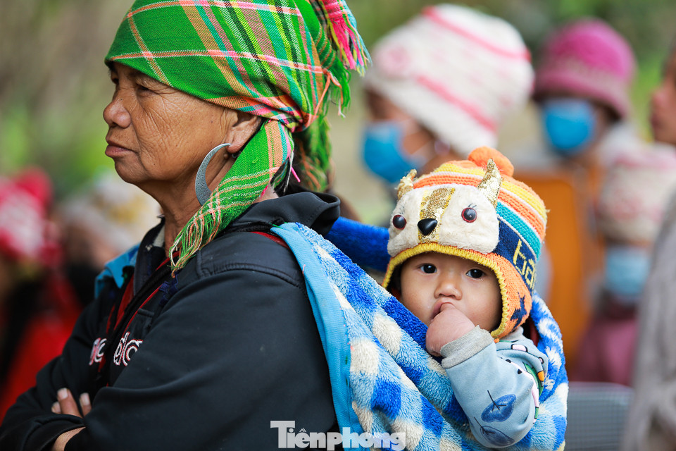 Những em nhỏ được bà địu trên lưng đi khắp các nẻo đường... Những em nhỏ được bà địu trên lưng đi khắp các nẻo đường...