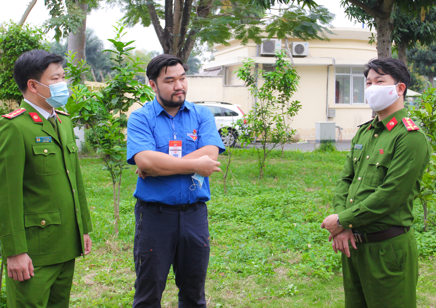 TS. Chu Đức Hà - Bí thư Đoàn khoa Công nghệ Nông nghiệp, trường Đại học Công nghệ, Đại học Quốc gia Hà Nội (ở giữa) cũng đã đạt được nhiều giải thưởng cao quý của Trung ương Đoàn như: Nhà giáo trẻ tiêu biểu, giải thưởng Khoa học Công nghệ Quả Cầu Vàng 2022... Ảnh: NVCC TS. Chu Đức Hà - Bí thư Đoàn khoa Công nghệ Nông nghiệp, trường Đại học Công nghệ, Đại học Quốc gia Hà Nội (ở giữa) cũng đã đạt được nhiều giải thưởng cao quý của Trung ương Đoàn như: Nhà giáo trẻ tiêu biểu, giải thưởng Khoa học Công nghệ Quả Cầu Vàng 2022... Ảnh: NVCC