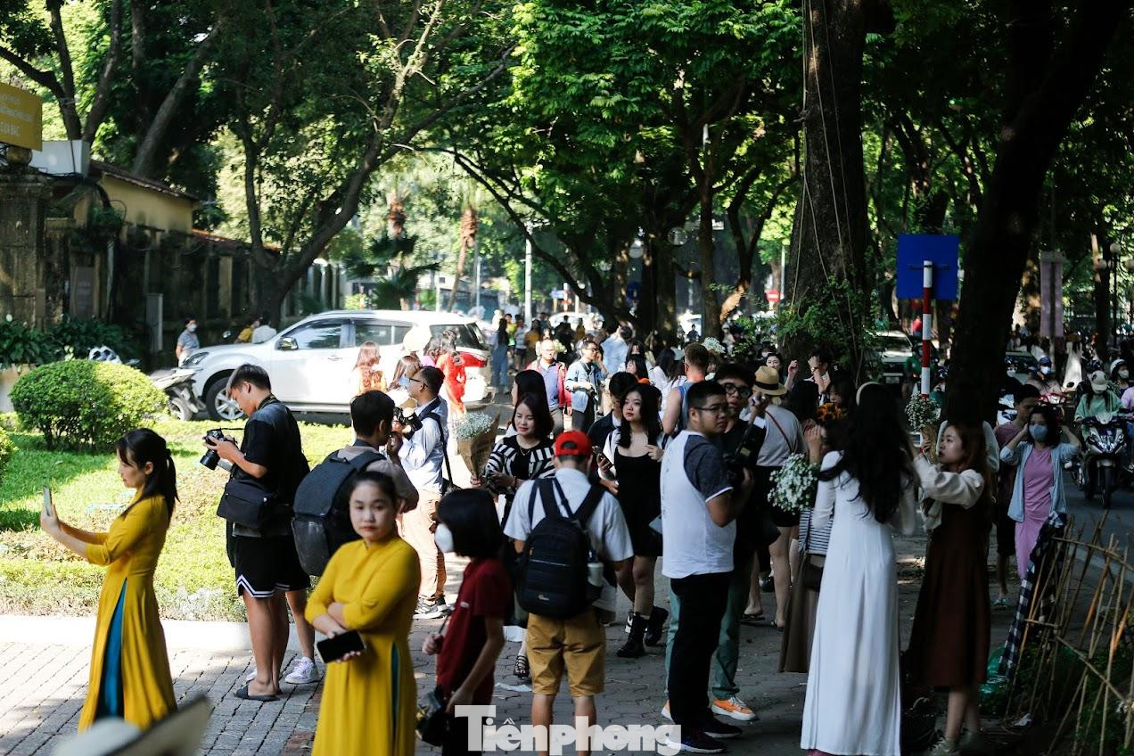 Các bạn trẻ check in đông nghịt trên đường Phan Đình Phùng.