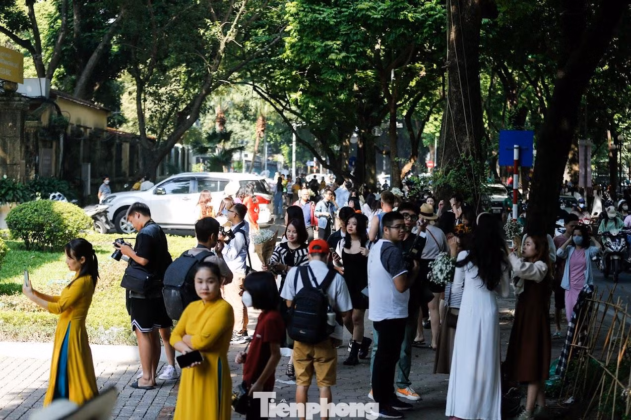 Các bạn trẻ check in đông nghịt trên đường Phan Đình Phùng.