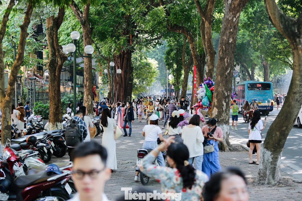 Lượng người đến đây chụp ảnh khá đông nên các nhiếp ảnh gia cũng gặp khó khăn khi set up hậu cảnh.