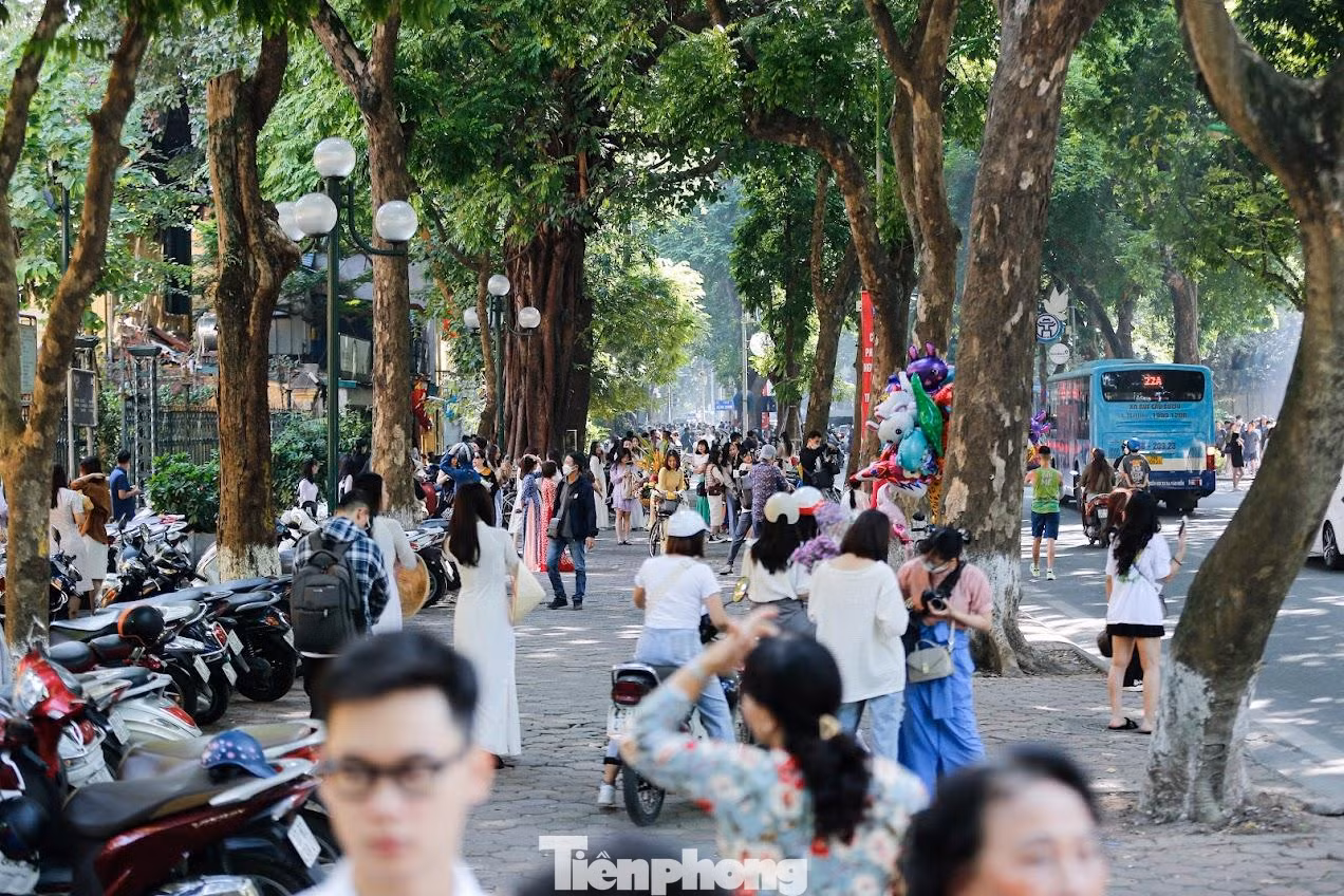 Lượng người đến đây chụp ảnh khá đông nên các nhiếp ảnh gia cũng gặp khó khăn khi set up hậu cảnh.