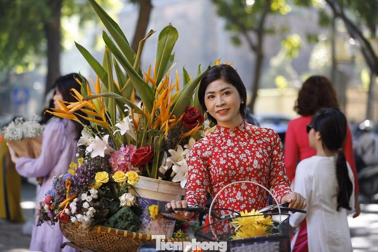 Các xe hoa bán rong cũng được nhiều người "mượn" để "diễn".