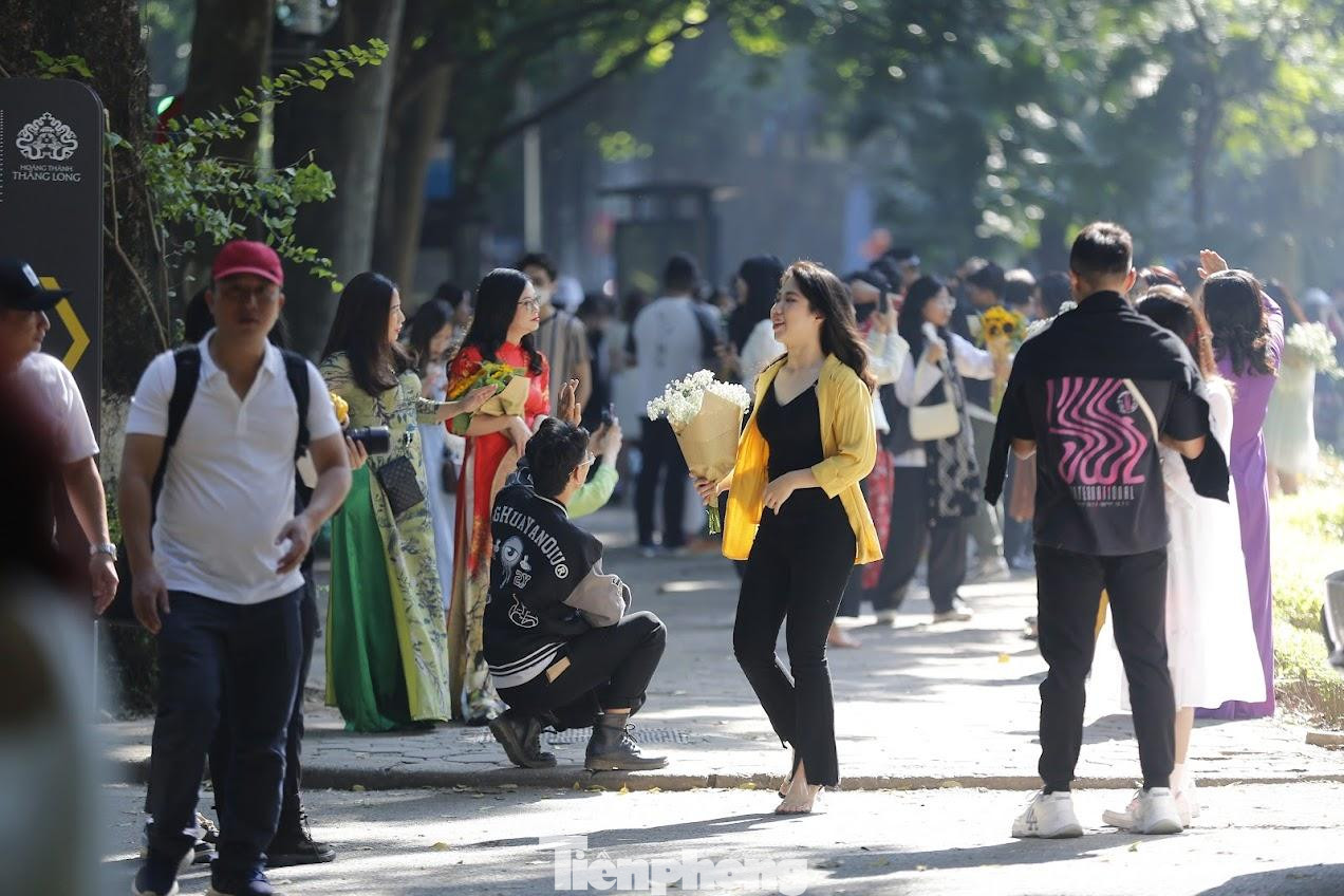 Ghi nhận của PV vào cuối tuần qua, lượng người đến đây đông hơn mọi khi, đa số các bạn nữ mặc áo dài, trang điểm nhẹ nhàng để chụp ảnh.