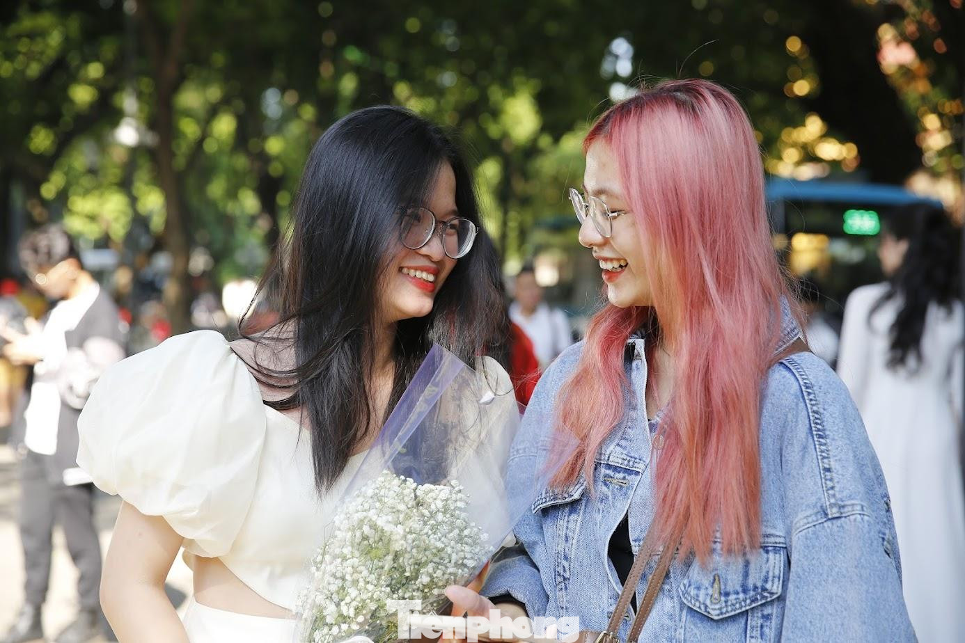 Để có những bức hình ưng ý, có bạn thuê riêng thợ chụp với giá vài trăm đến hàng triệu đồng, cũng có những nhóm bạn tự chụp cho nhau bằng điện thoại. Chia sẻ với Tiền Phong, bạn Nguyễn Minh (sinh năm 2001, đến từ Thanh Hóa) hào hứng nói: "Học và sống ở Hà Nội đến nay được 3 năm, đây là lần đầu tiên em dừng chân tại phố Phan Đình Phùng để chụp ảnh. Bình thường, khi đi qua phố, em cũng cảm nhận được vẻ đẹp nên thơ, lãng mạn nhưng nay mới quyết định chụp bộ ảnh áo dài làm kỷ niệm để chúc mừng ngày 20/10 sắp tới".