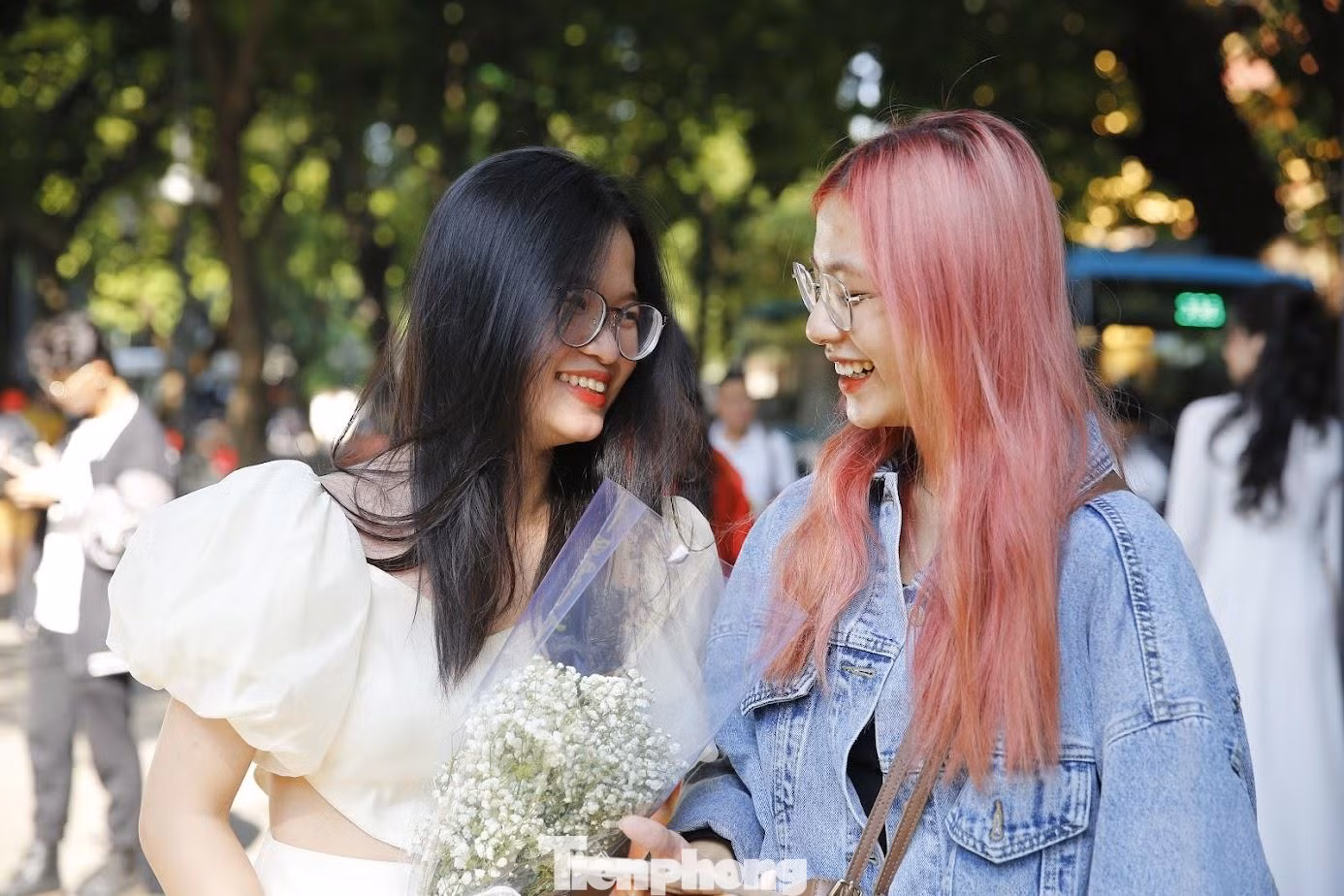 Để có những bức hình ưng ý, có bạn thuê riêng thợ chụp với giá vài trăm đến hàng triệu đồng, cũng có những nhóm bạn tự chụp cho nhau bằng điện thoại. Chia sẻ với Tiền Phong, bạn Nguyễn Minh (sinh năm 2001, đến từ Thanh Hóa) hào hứng nói: "Học và sống ở Hà Nội đến nay được 3 năm, đây là lần đầu tiên em dừng chân tại phố Phan Đình Phùng để chụp ảnh. Bình thường, khi đi qua phố, em cũng cảm nhận được vẻ đẹp nên thơ, lãng mạn nhưng nay mới quyết định chụp bộ ảnh áo dài làm kỷ niệm để chúc mừng ngày 20/10 sắp tới".