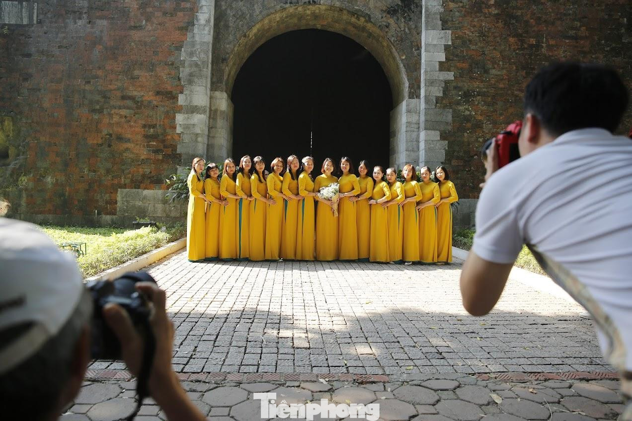 Nhân kỷ niệm Ngày Phụ nữ Việt Nam 20-10, nhiều chị em cũng tranh thủ rủ bạn bè, đồng nghiệp ghi lại khoảnh khắc đáng nhớ với tà áo dài truyền thống.