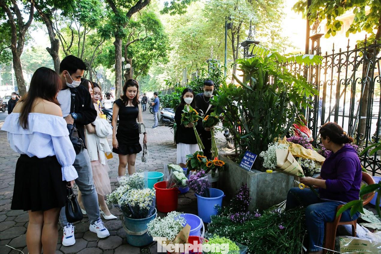 Khu bán hoa đắt hàng nhờ lượng người đến đây chụp ảnh nhộn nhịp dịp cuối tuần.